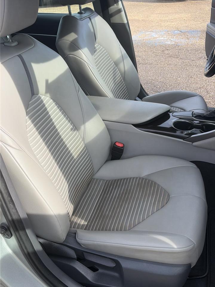Toyota Camry SE Auto (Natl) 2021