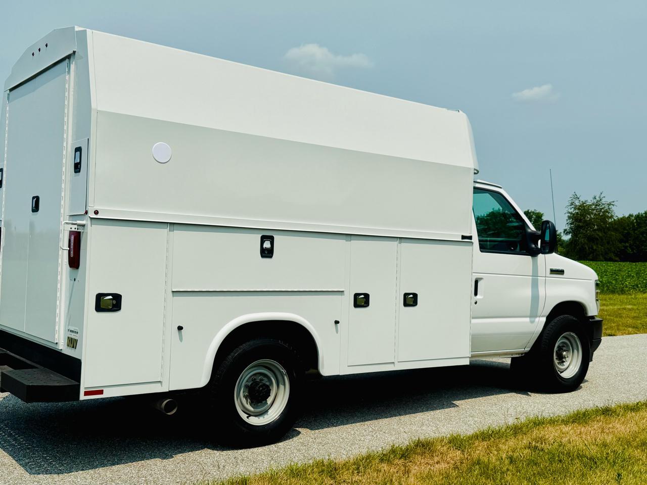 Ford Econoline E-350 Super Duty 2022