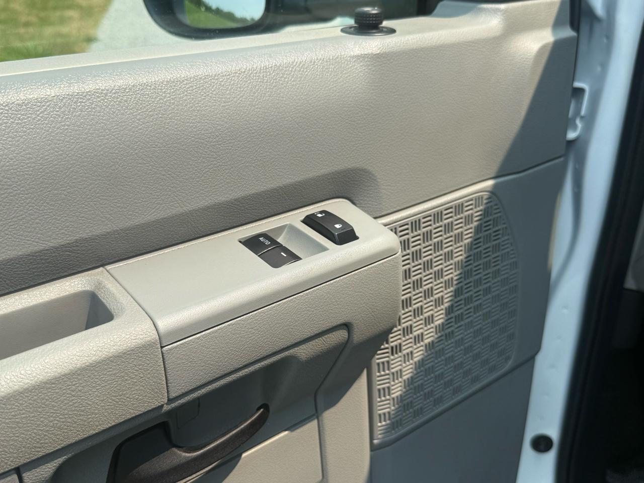 Ford Econoline E-350 Super Duty 2022