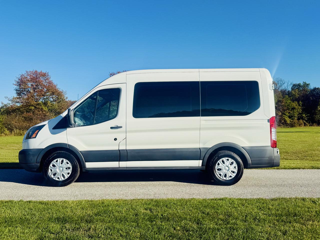 Ford Transit 150 Wagon Med. Roof XL w/Sliding Pass. 130-in. WB 2015