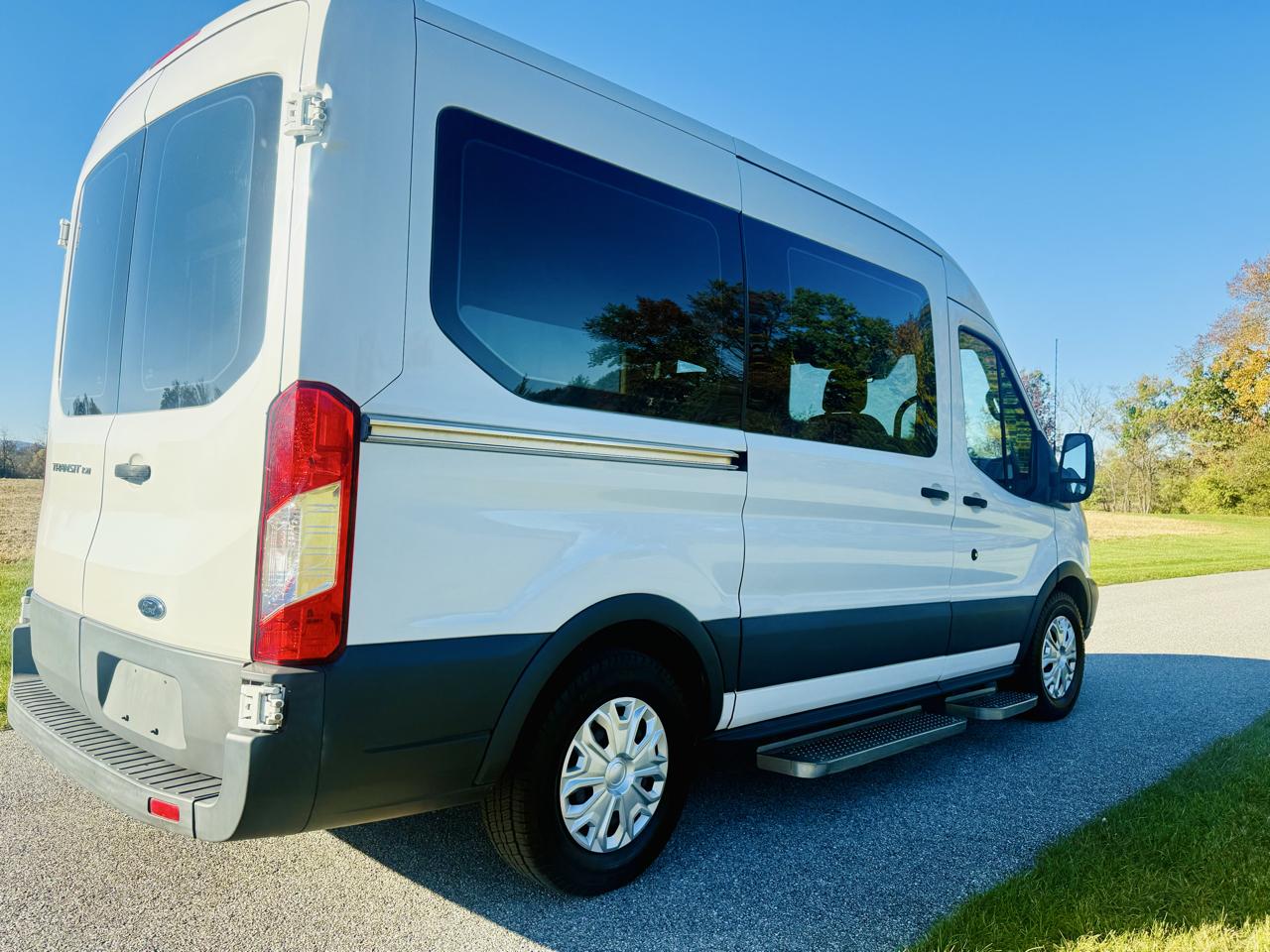 Ford Transit 150 Wagon Med. Roof XL w/Sliding Pass. 130-in. WB 2015
