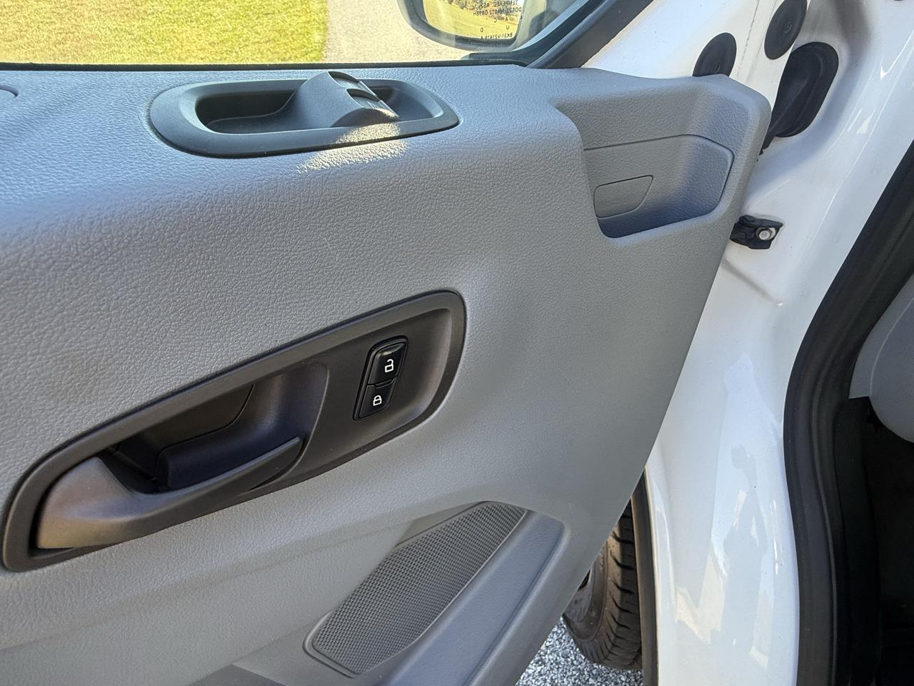 Ford Transit 150 Wagon Med. Roof XL w/Sliding Pass. 130-in. WB 2015