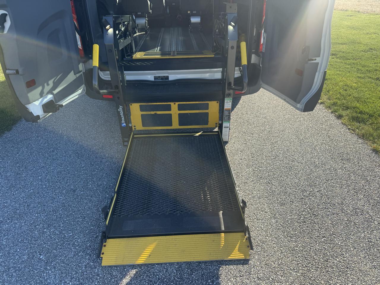 Ford Transit 150 Wagon Med. Roof XL w/Sliding Pass. 130-in. WB 2015