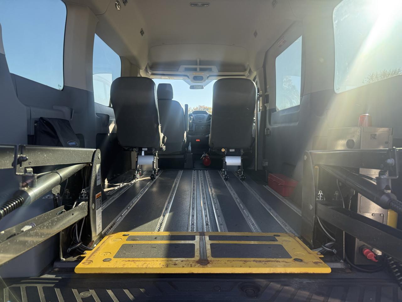 Ford Transit 150 Wagon Med. Roof XL w/Sliding Pass. 130-in. WB 2015
