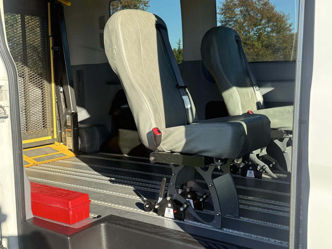 Ford Transit 150 Wagon Med. Roof XL w/Sliding Pass. 130-in. WB 2015