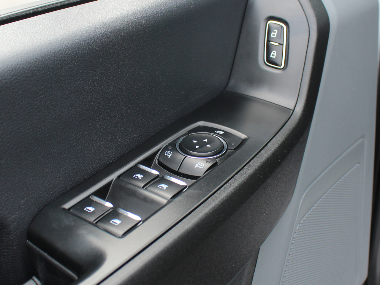 Ford F-350 SD XL Crew Cab Long Bed DRW 4WD 2024