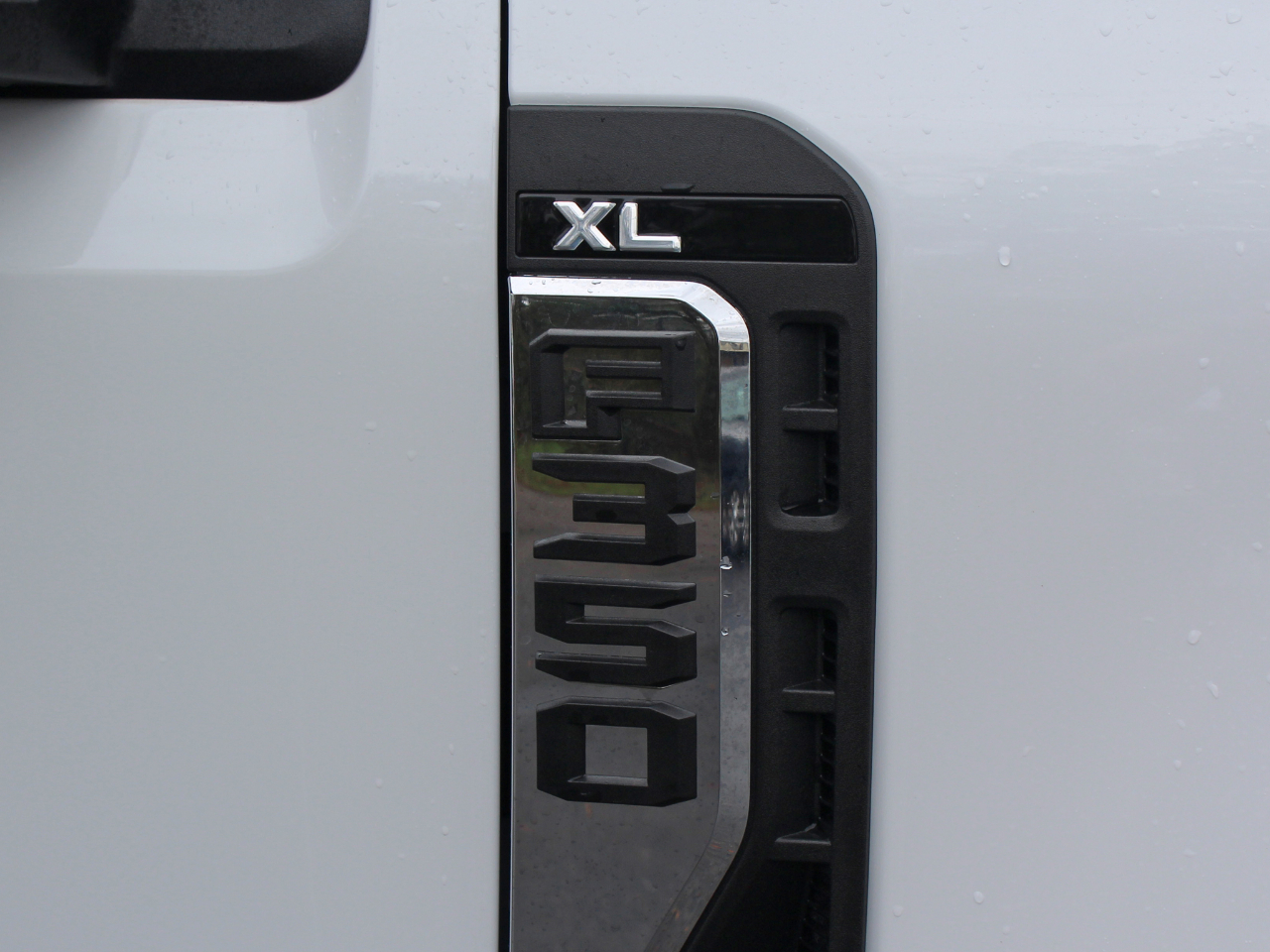 Ford F-350 SD XL Crew Cab Long Bed DRW 4WD 2024