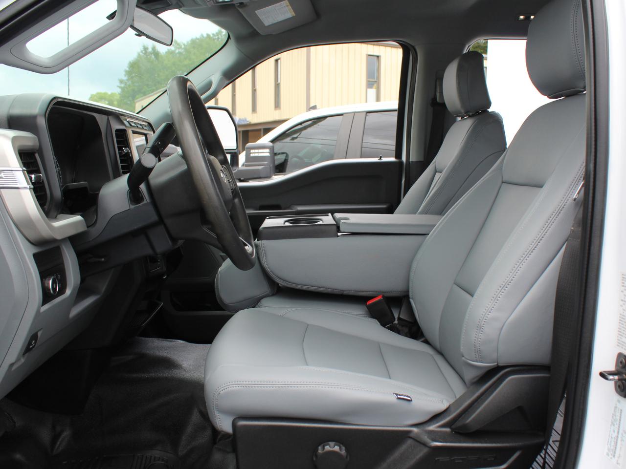 Ford F-350 SD XL Crew Cab Long Bed DRW 4WD 2024