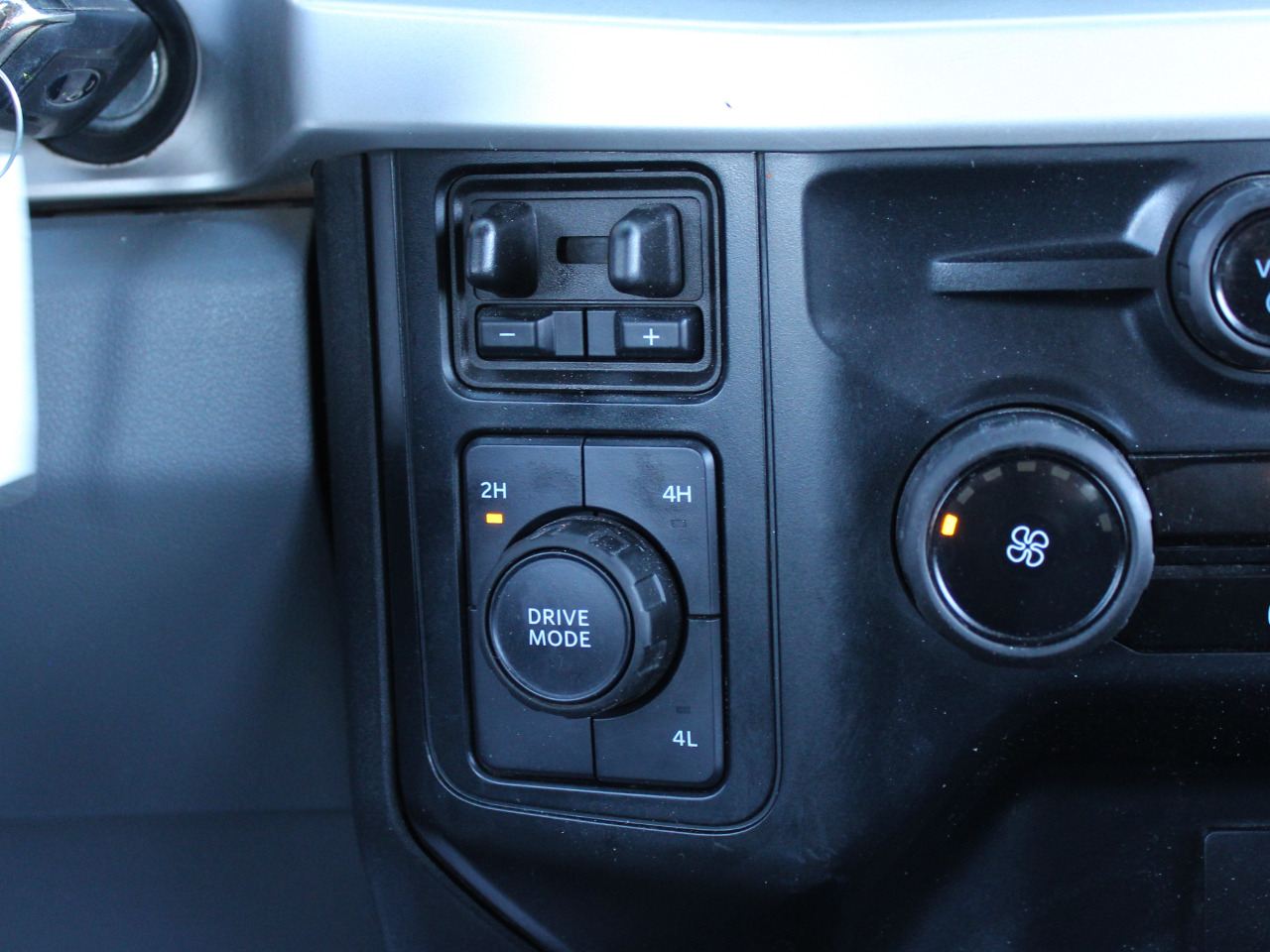 Ford F-350 SD XL Crew Cab Long Bed DRW 4WD 2024