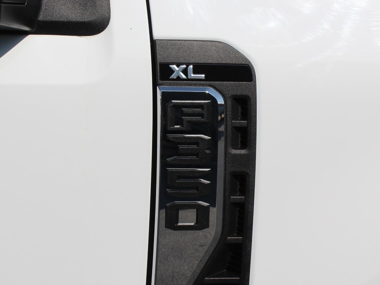 Ford F-350 SD XL Crew Cab Long Bed DRW 4WD 2024