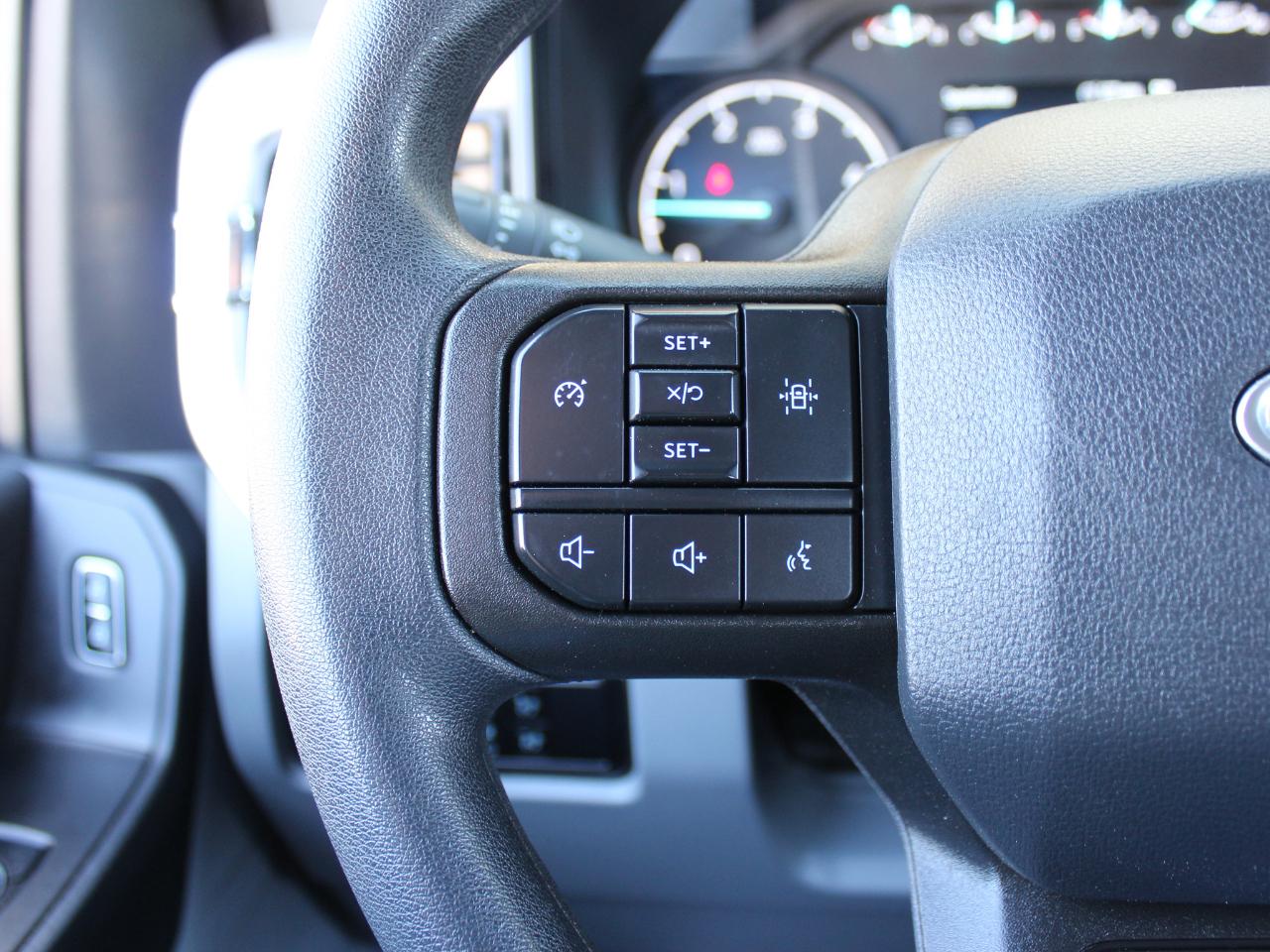 Ford F-350 SD XL Crew Cab Long Bed DRW 4WD 2025