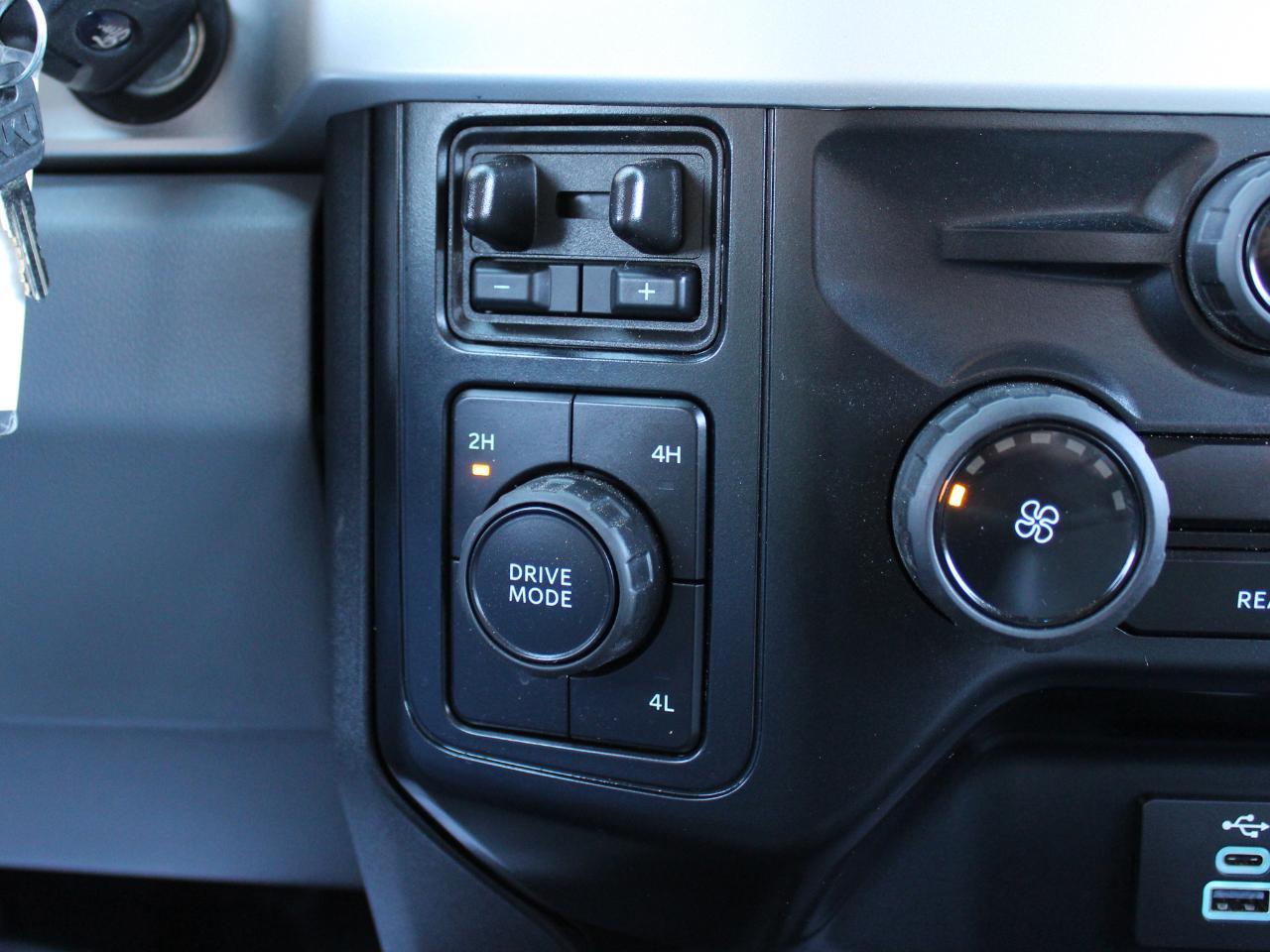 Ford F-350 SD XL Crew Cab Long Bed DRW 4WD 2025