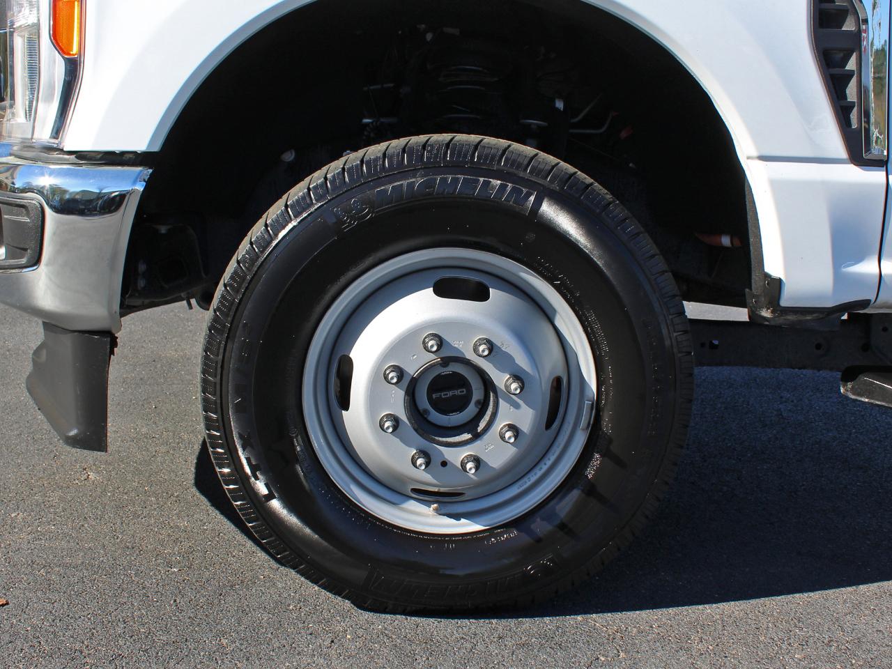 Ford F-350 SD XL Crew Cab Long Bed DRW 4WD 2025