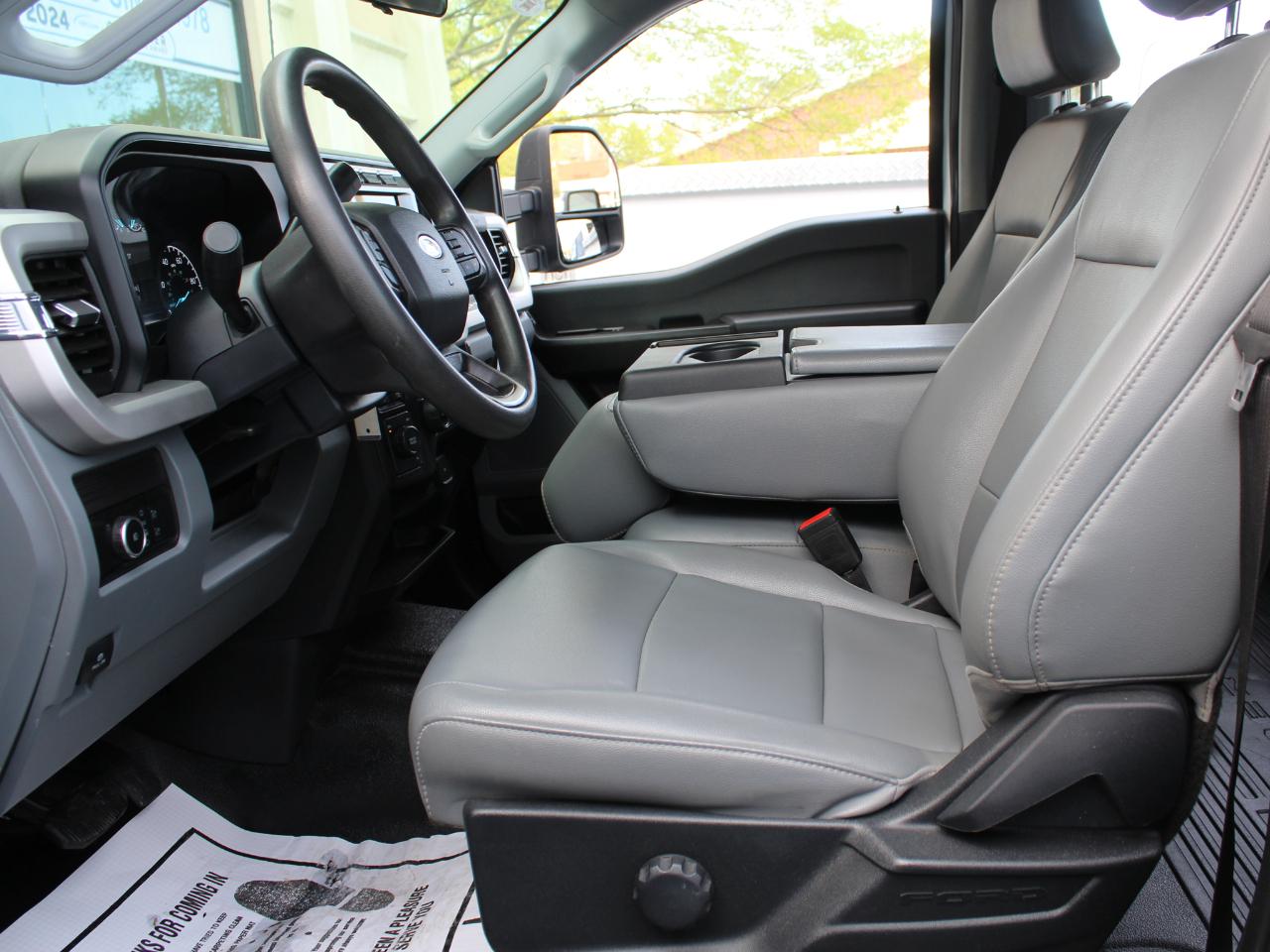 Ford F-350 SD XL Crew Cab Long Bed DRW 4WD 2024