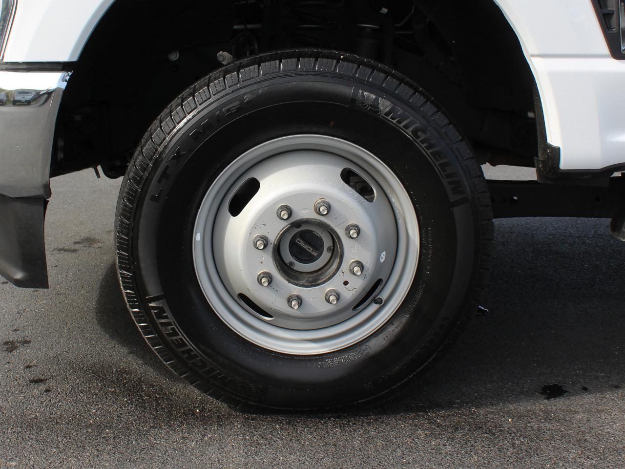 Ford F-350 SD XL Crew Cab Long Bed DRW 4WD 2024