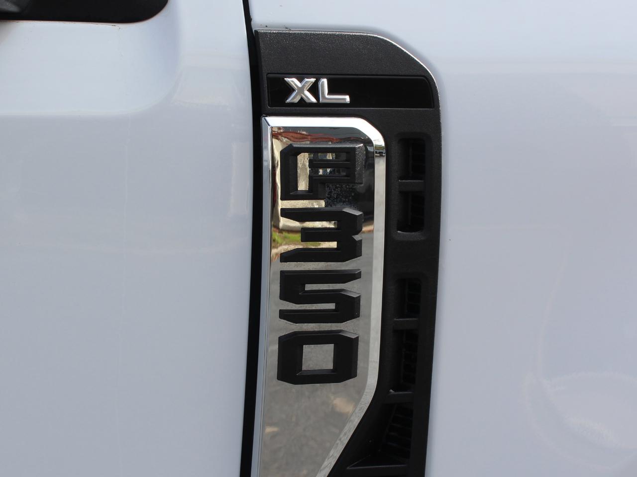 Ford F-350 SD XL Crew Cab Long Bed DRW 4WD 2024