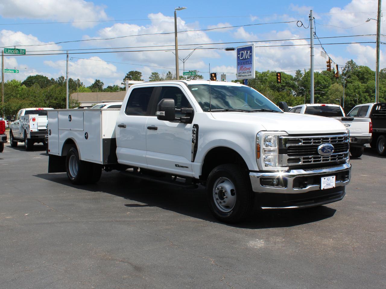 Ford F-350 SD XL Crew Cab Long Bed DRW 4WD 2024