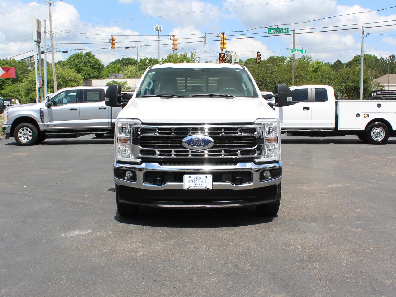 Ford F-350 SD XL Crew Cab Long Bed DRW 4WD 2024