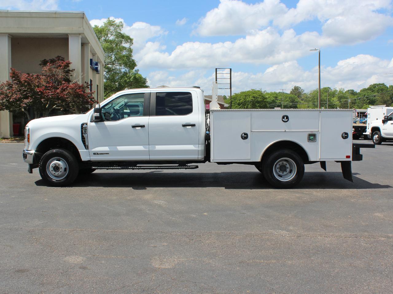 Ford F-350 SD XL Crew Cab Long Bed DRW 4WD 2024