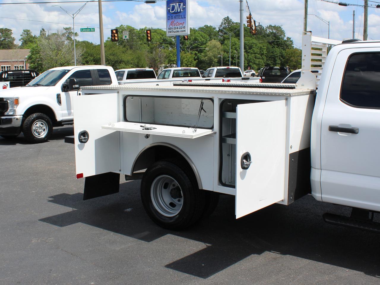 Ford F-350 SD XL Crew Cab Long Bed DRW 4WD 2024