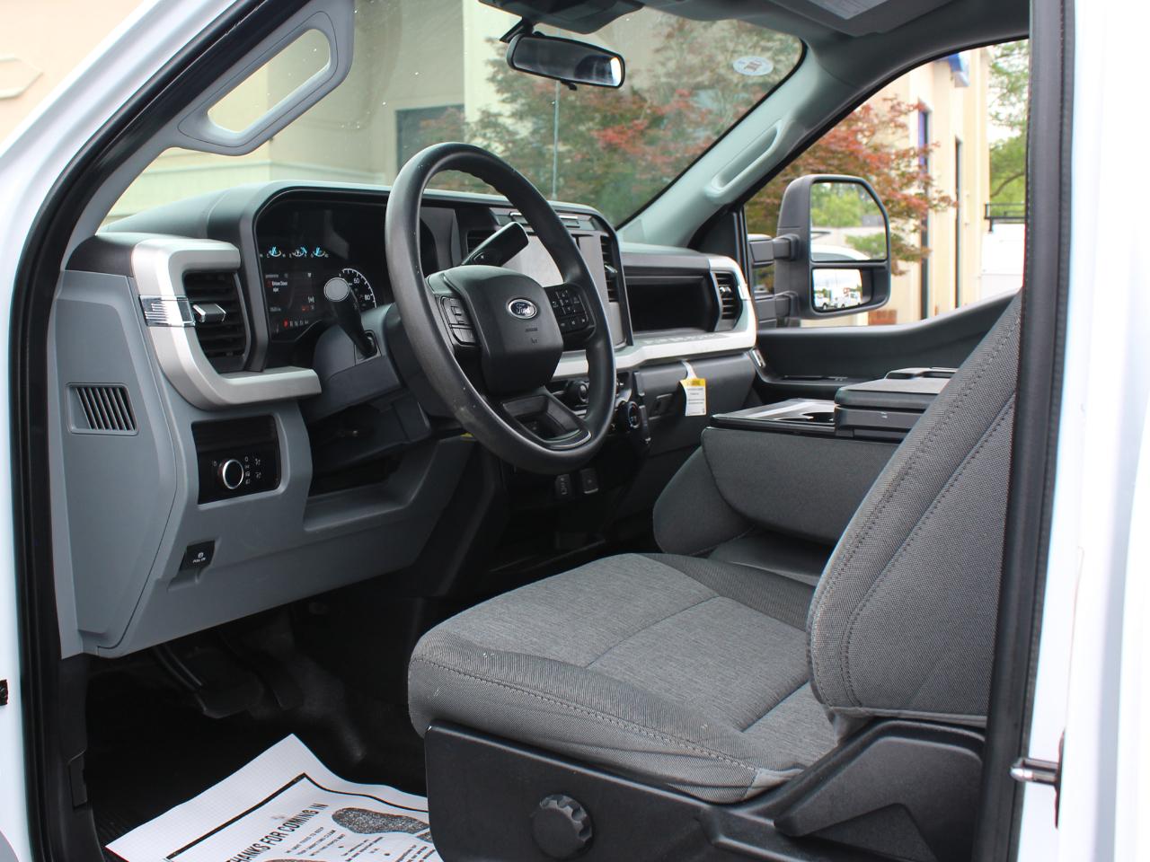 Ford F-350 SD XL Crew Cab Long Bed DRW 4WD 2024