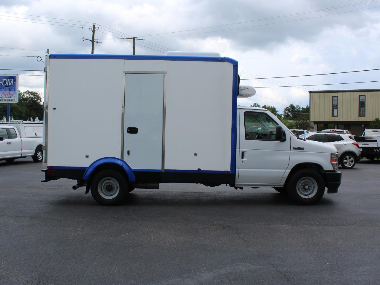 Ford Econoline E-350 Super Duty 2023