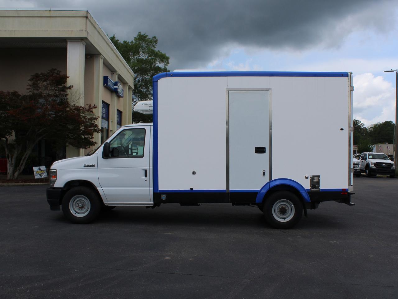 Ford Econoline E-350 Super Duty 2023