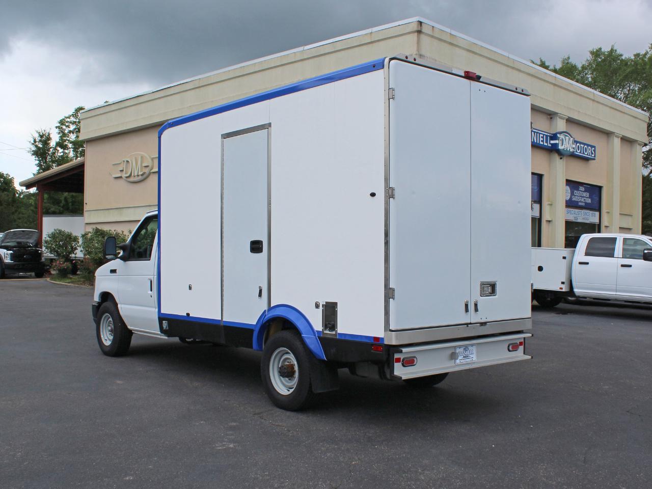 Ford Econoline E-350 Super Duty 2023