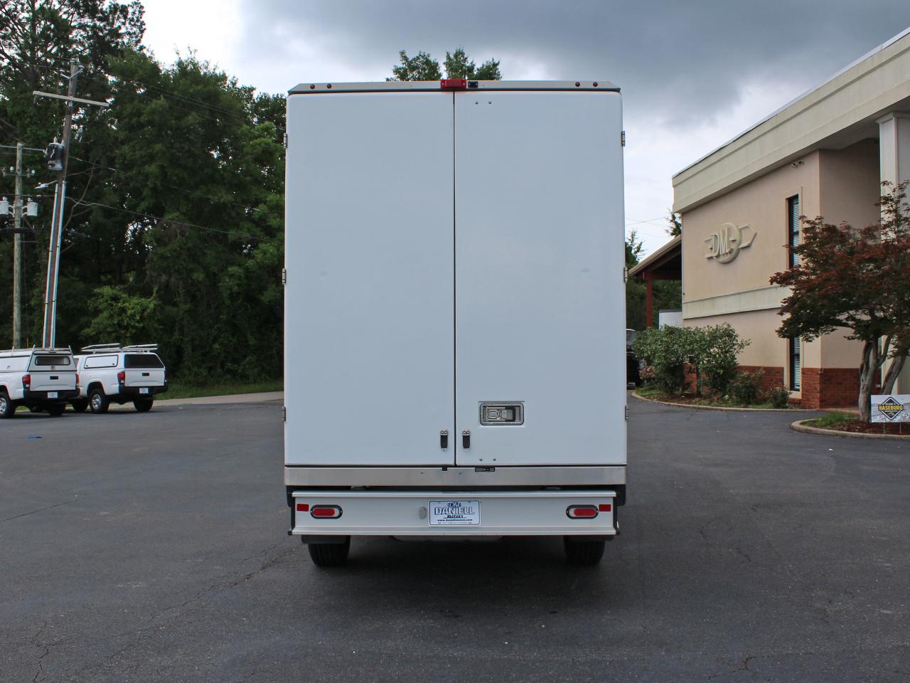 Ford Econoline E-350 Super Duty 2023