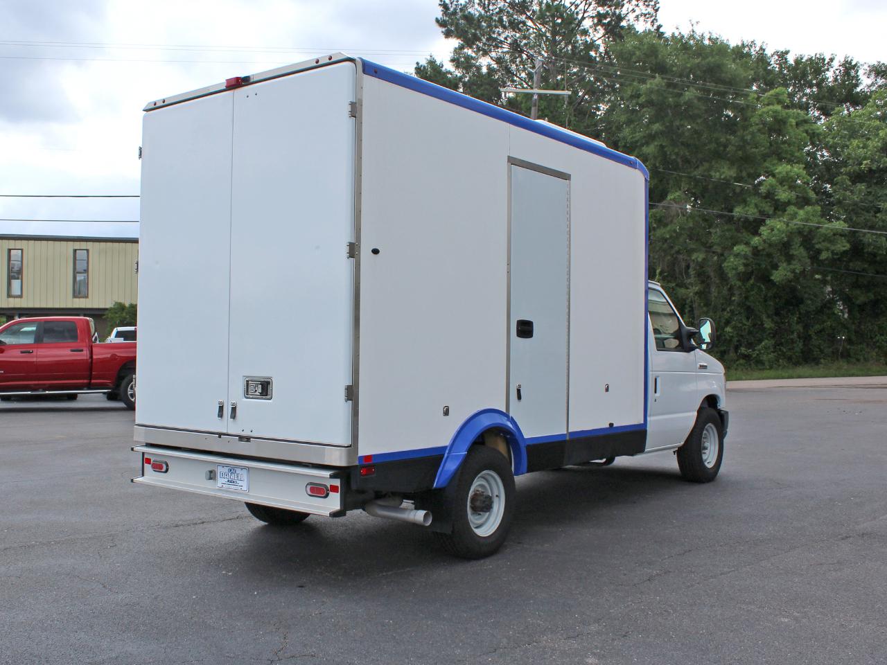Ford Econoline E-350 Super Duty 2023