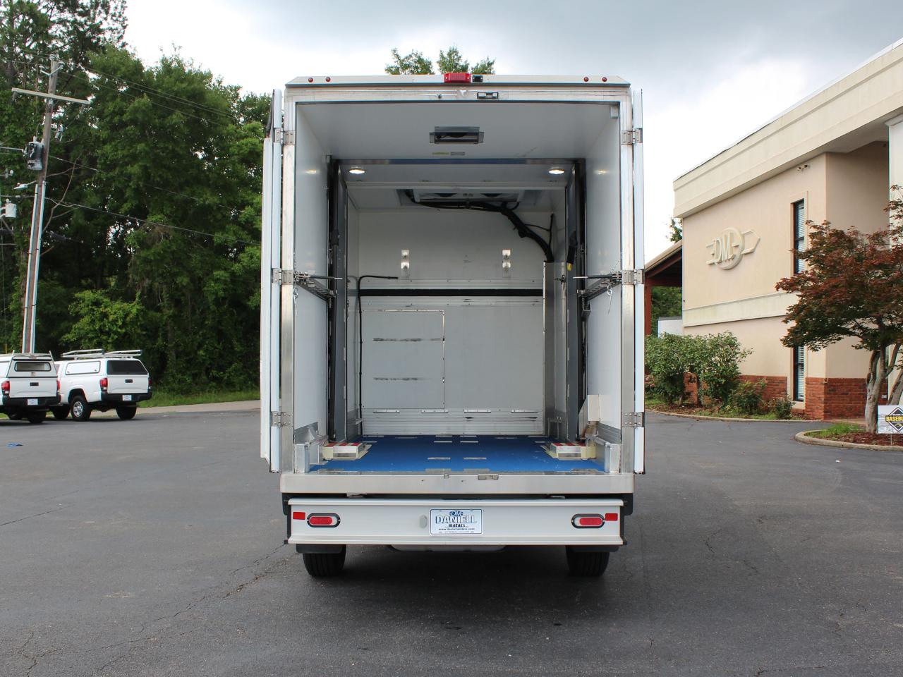 Ford Econoline E-350 Super Duty 2023