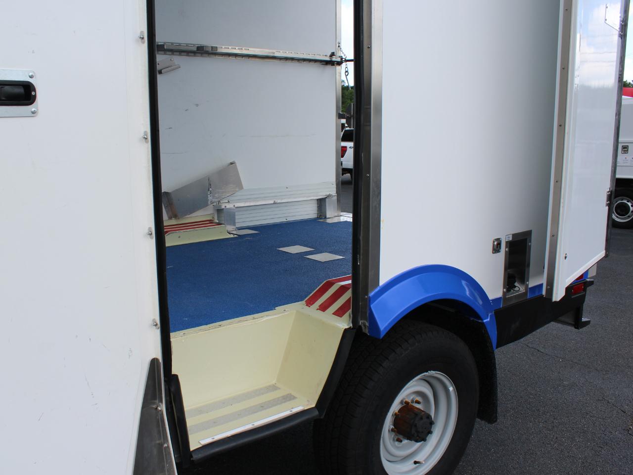 Ford Econoline E-350 Super Duty 2023