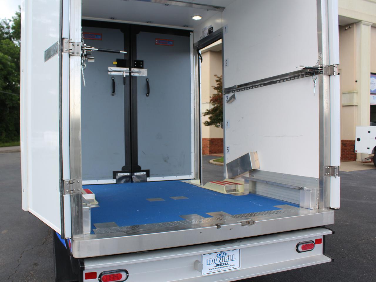 Ford Econoline E-350 Super Duty 2023