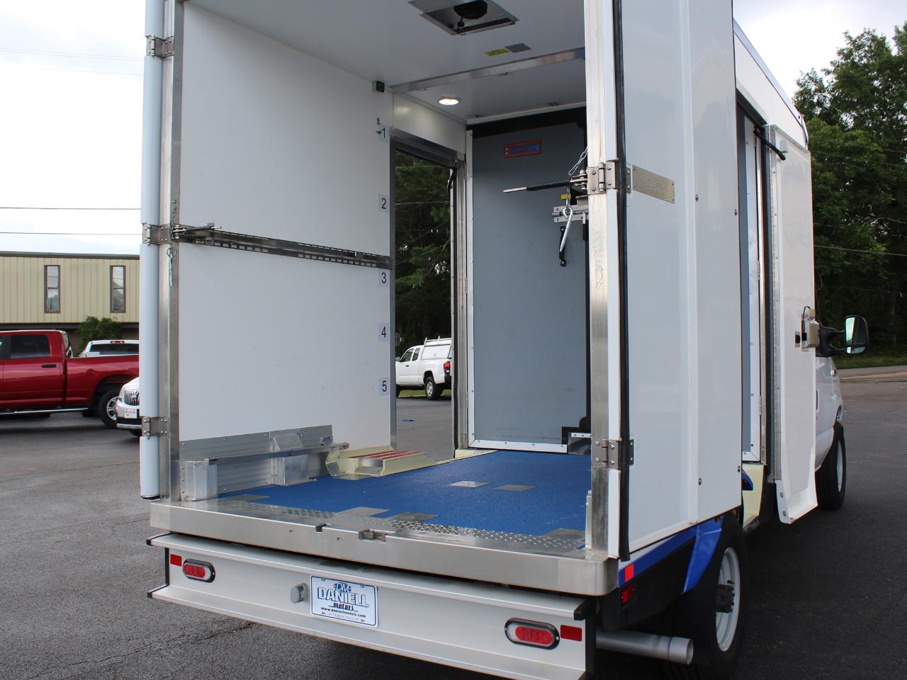 Ford Econoline E-350 Super Duty 2023