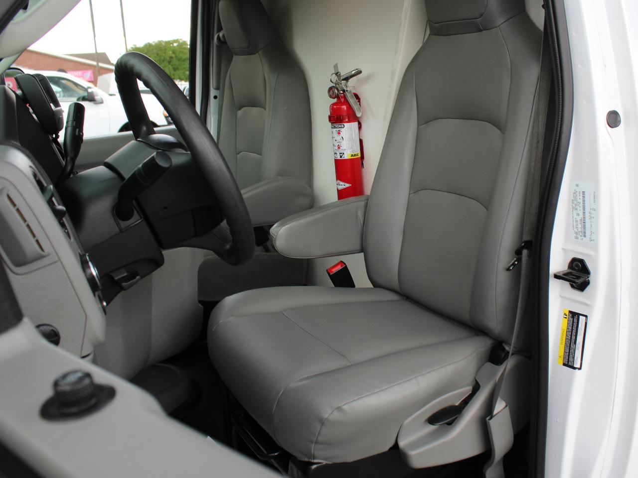 Ford Econoline E-350 Super Duty 2023