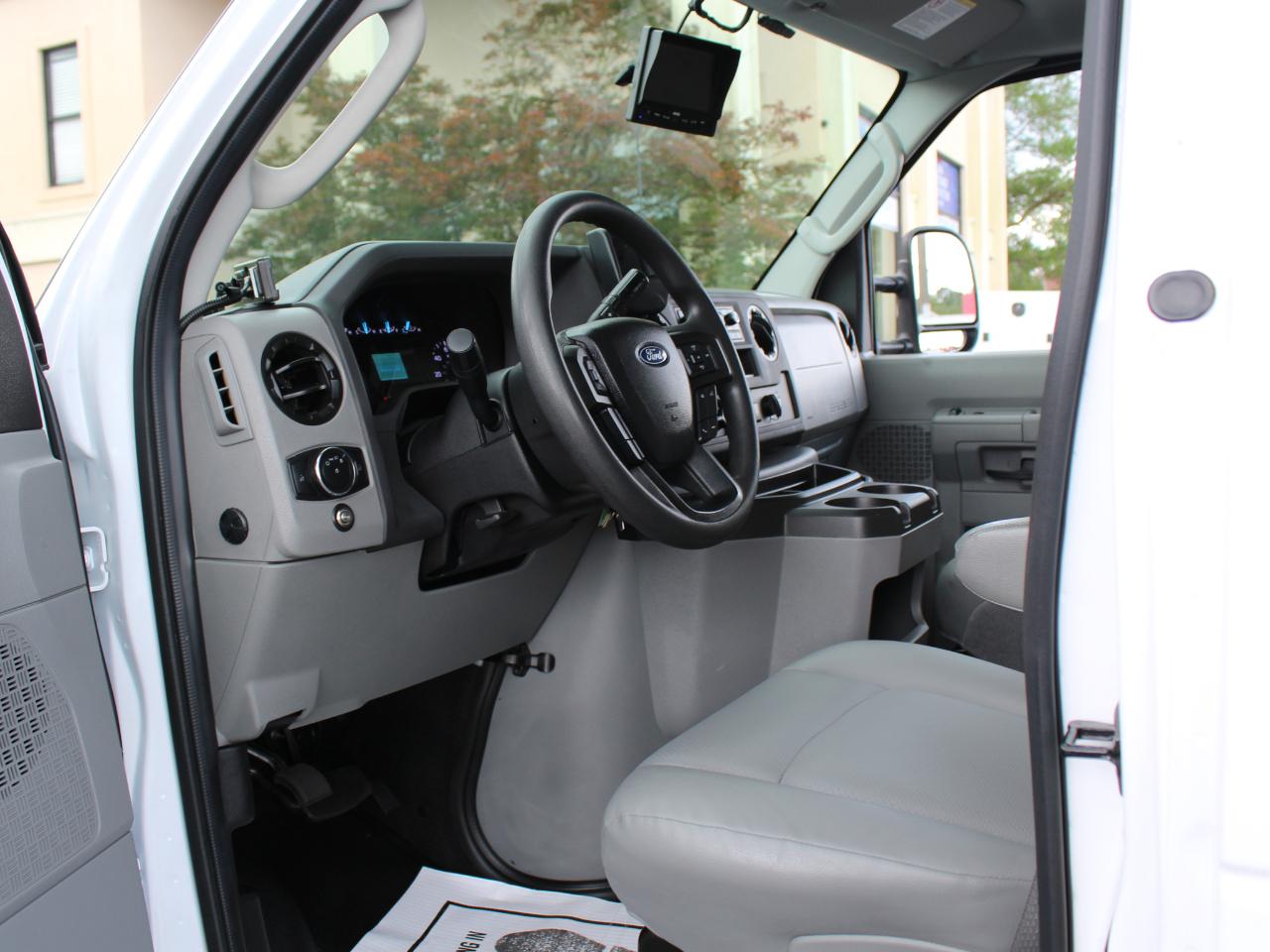 Ford Econoline E-350 Super Duty 2023
