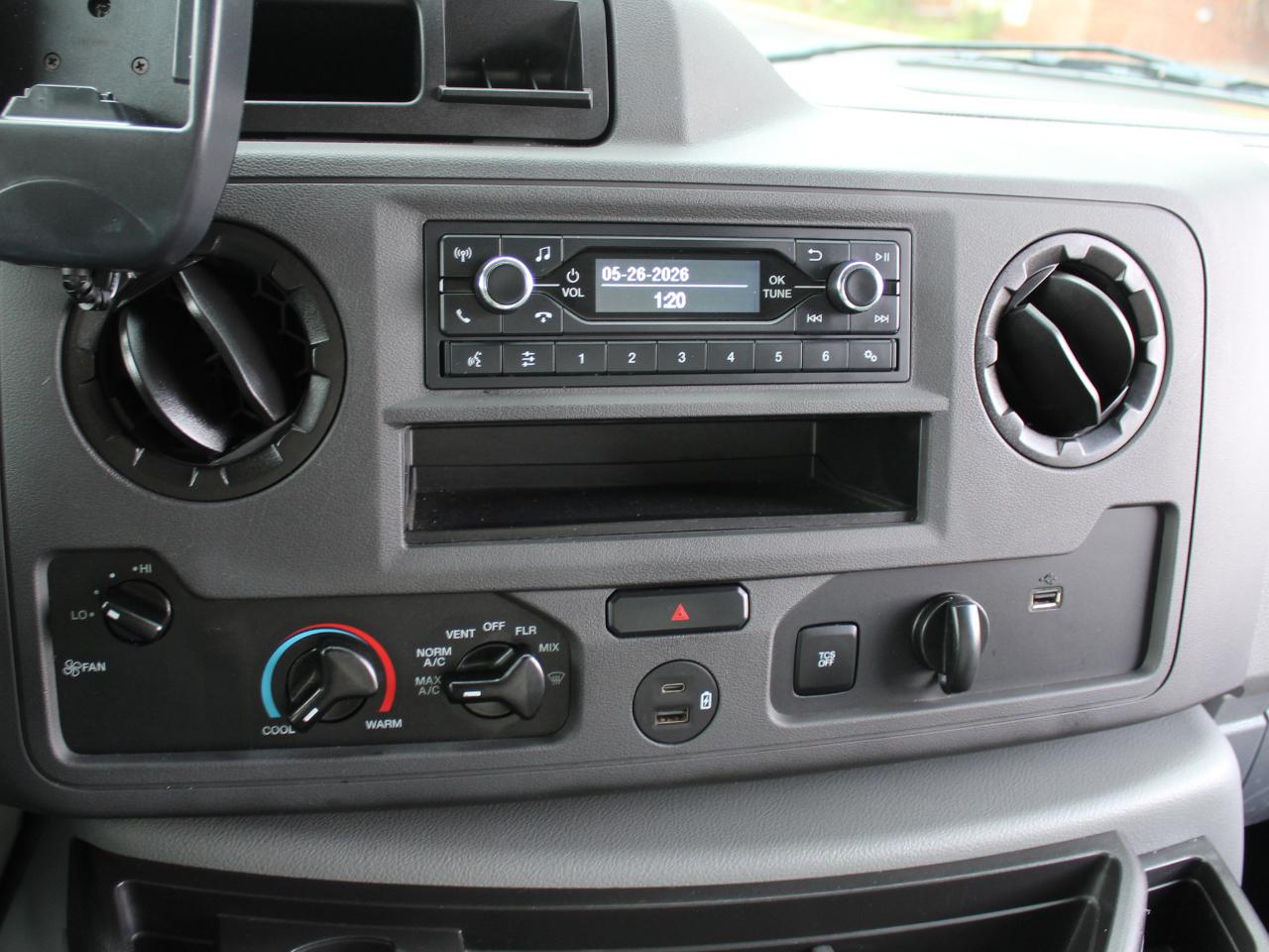 Ford Econoline E-350 Super Duty 2023