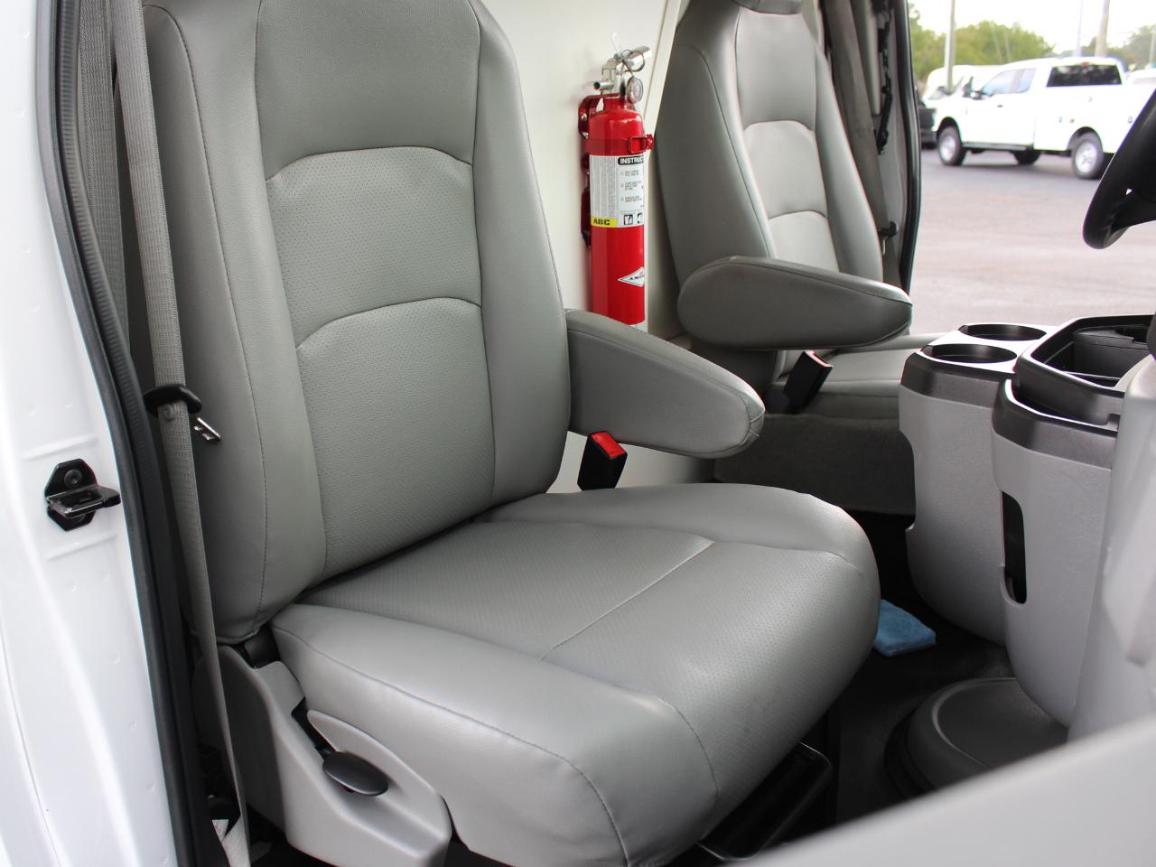 Ford Econoline E-350 Super Duty 2023