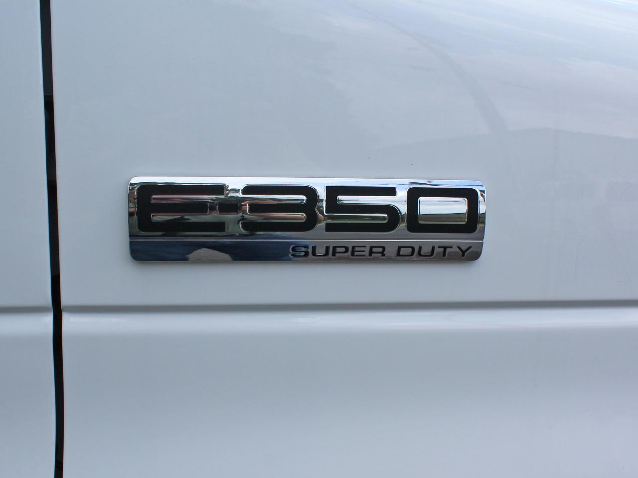Ford Econoline E-350 Super Duty 2023