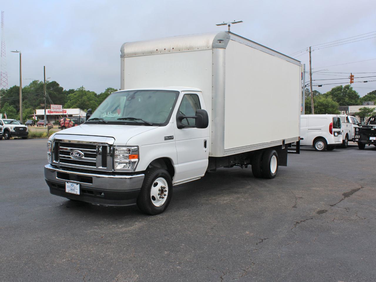 Ford Econoline E-350 Super Duty 2026