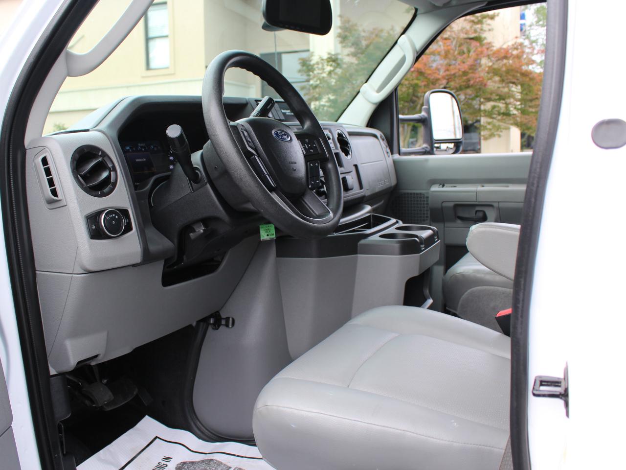 Ford Econoline E-350 Super Duty 2026