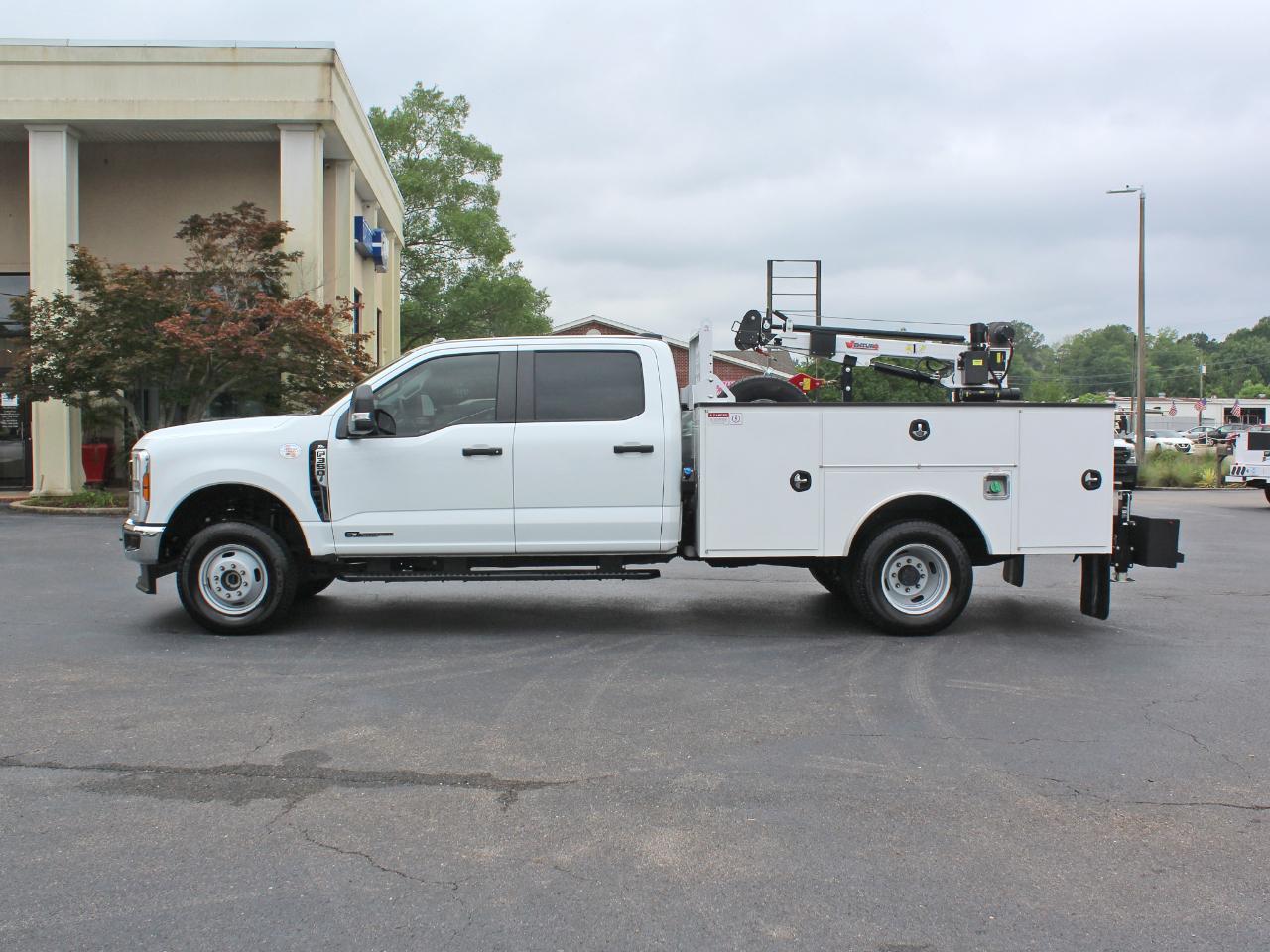 Ford F-350 SD XL Crew Cab Long Bed DRW 4WD 2025