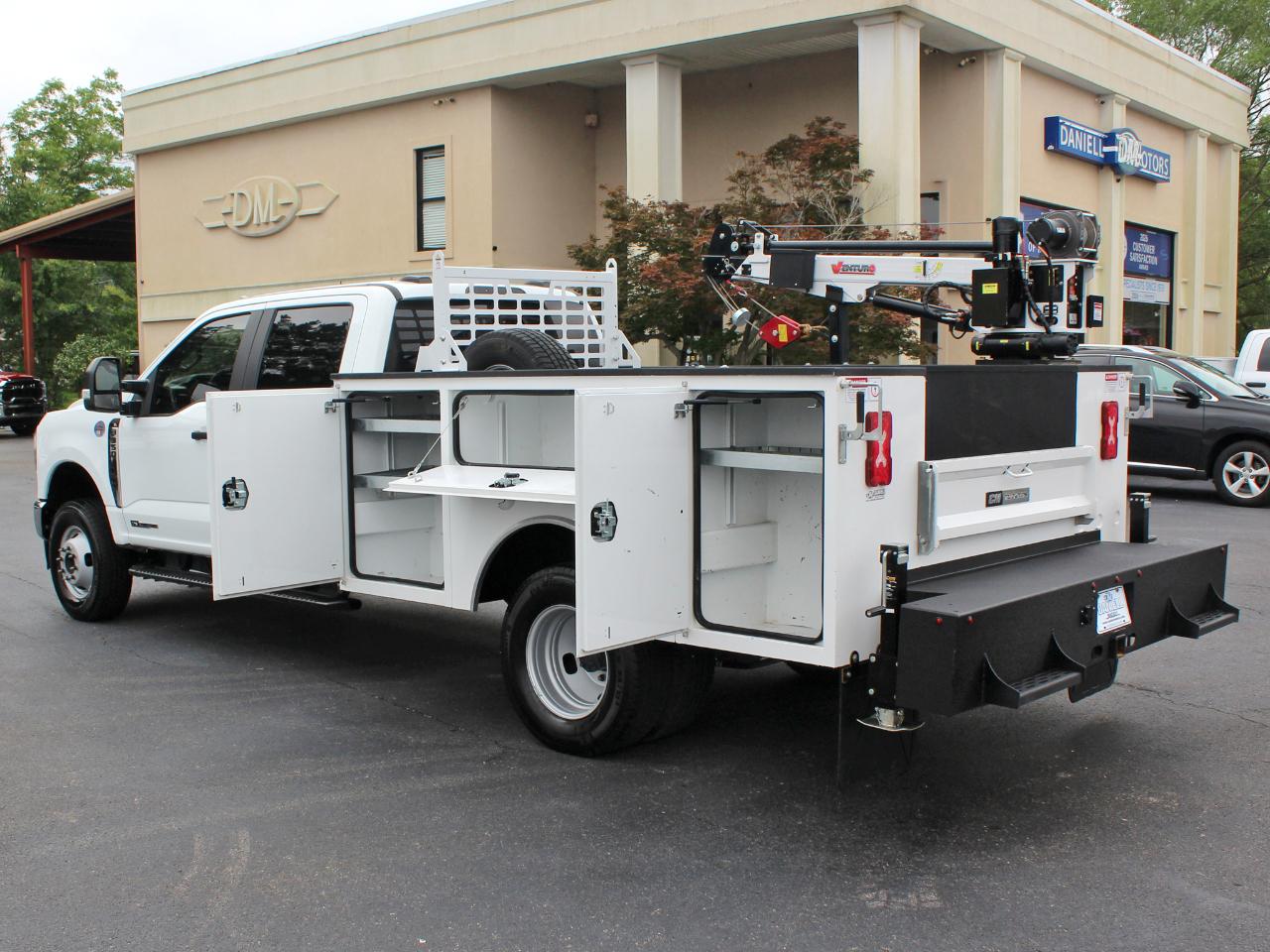 Ford F-350 SD XL Crew Cab Long Bed DRW 4WD 2025