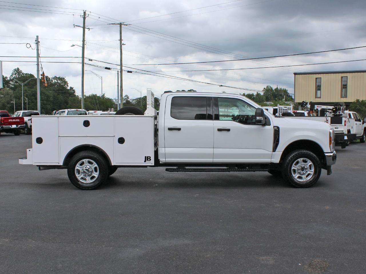 Ford F-350 SD XLT Crew Cab Long Bed DRW 4WD 2025