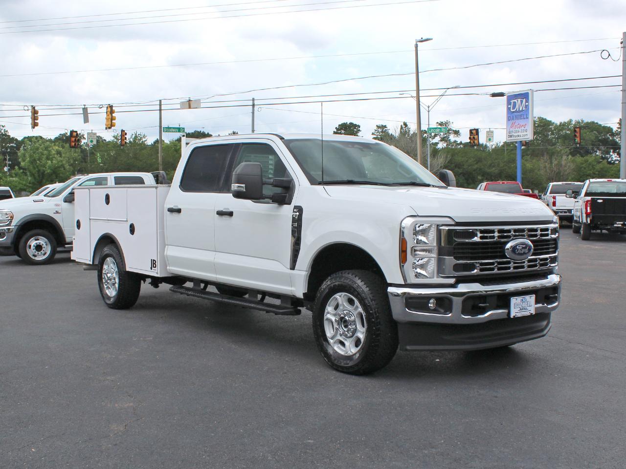 Ford F-350 SD XLT Crew Cab Long Bed DRW 4WD 2025