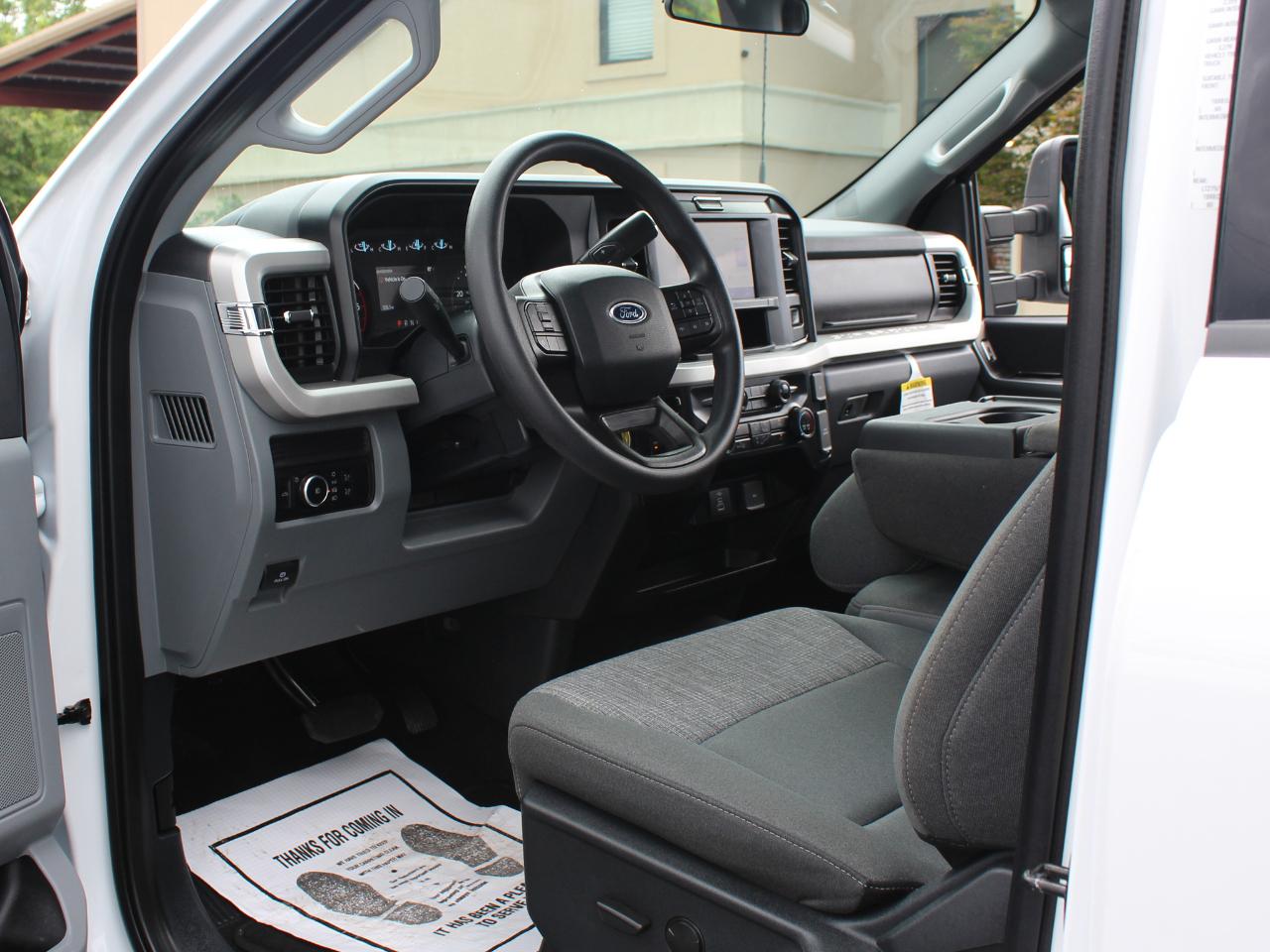 Ford F-350 SD XLT Crew Cab Long Bed DRW 4WD 2025