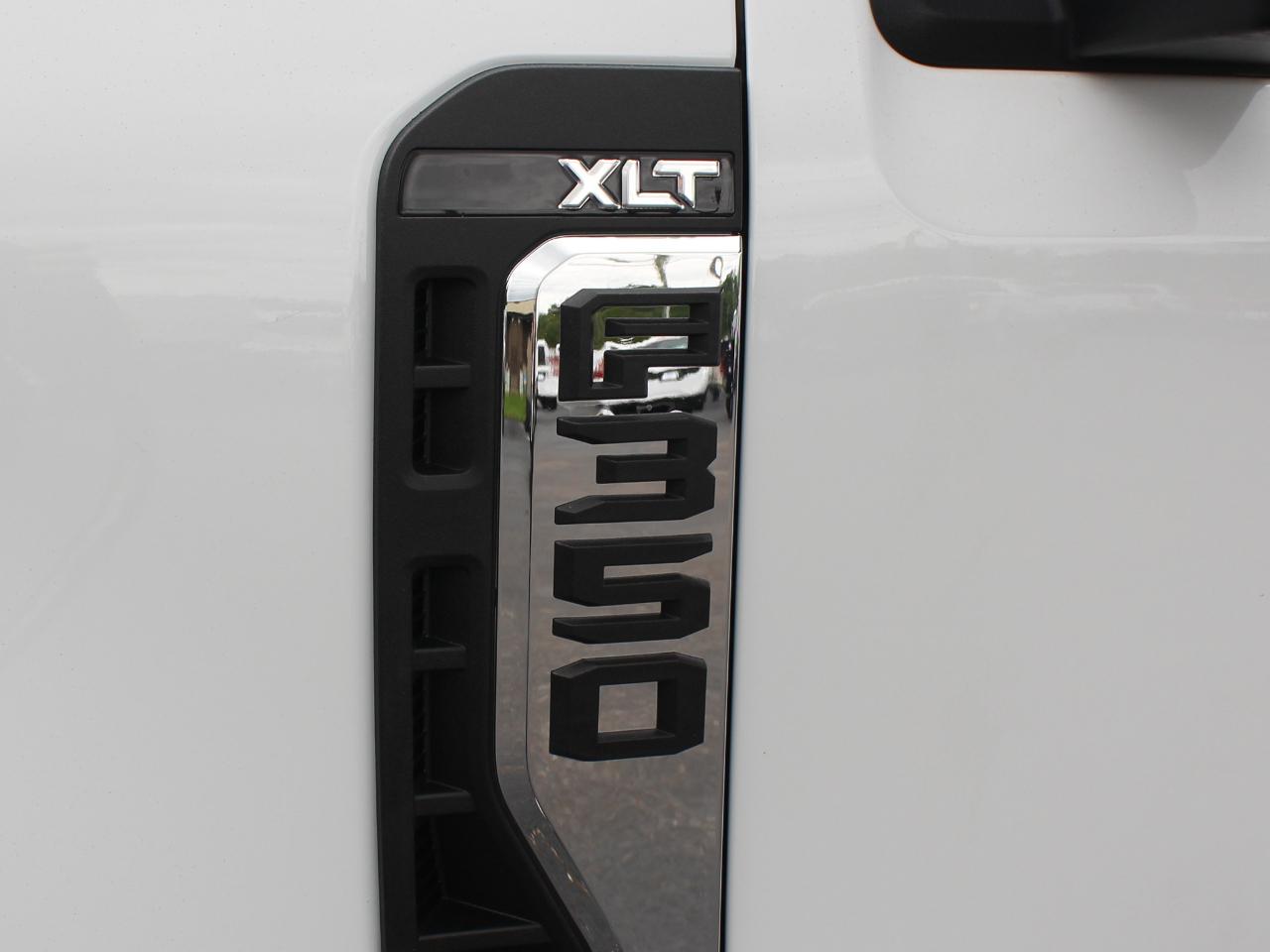 Ford F-350 SD XLT Crew Cab Long Bed DRW 4WD 2025