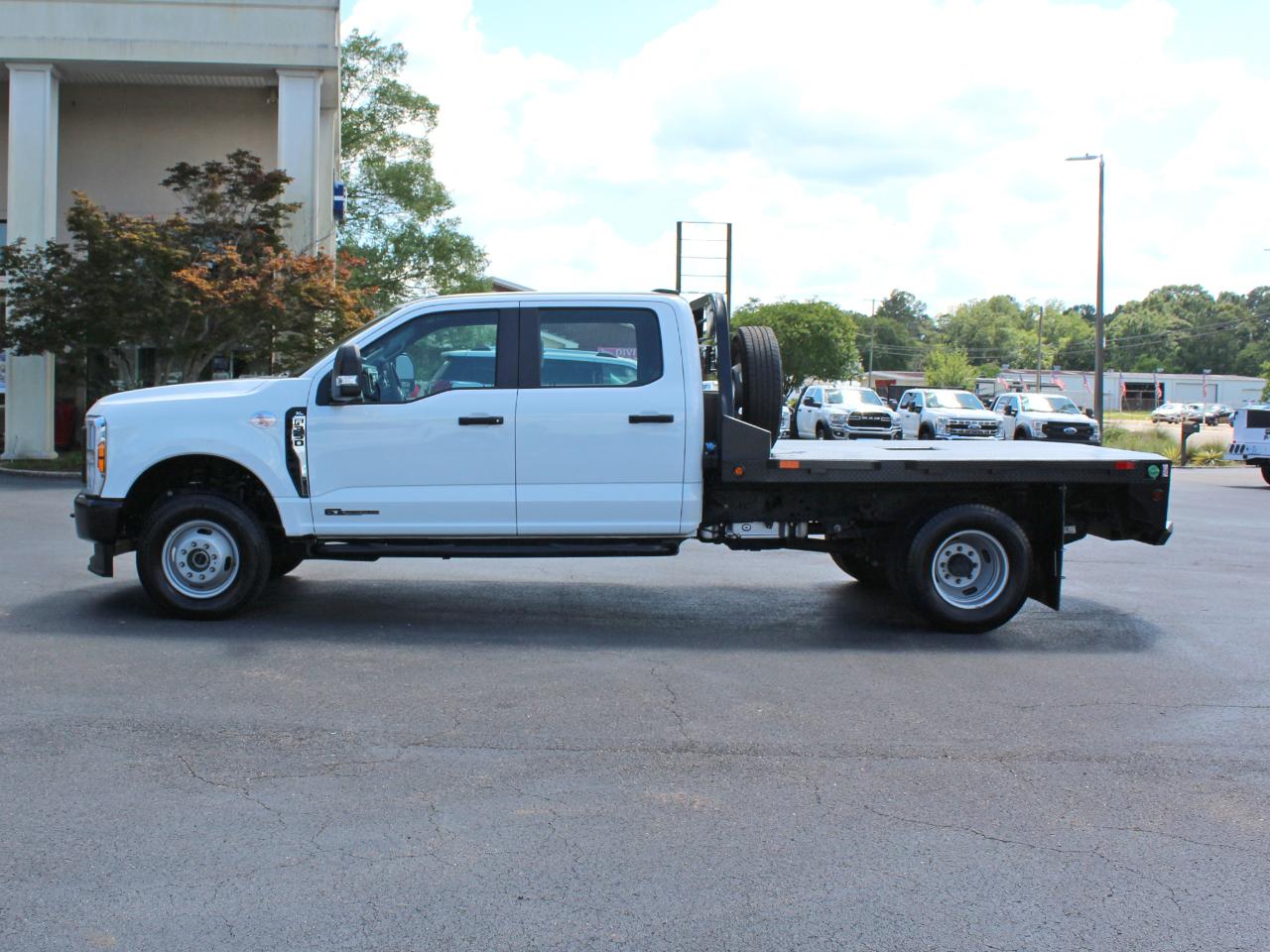 Ford F-350 SD XL Crew Cab Long Bed DRW 4WD 2025
