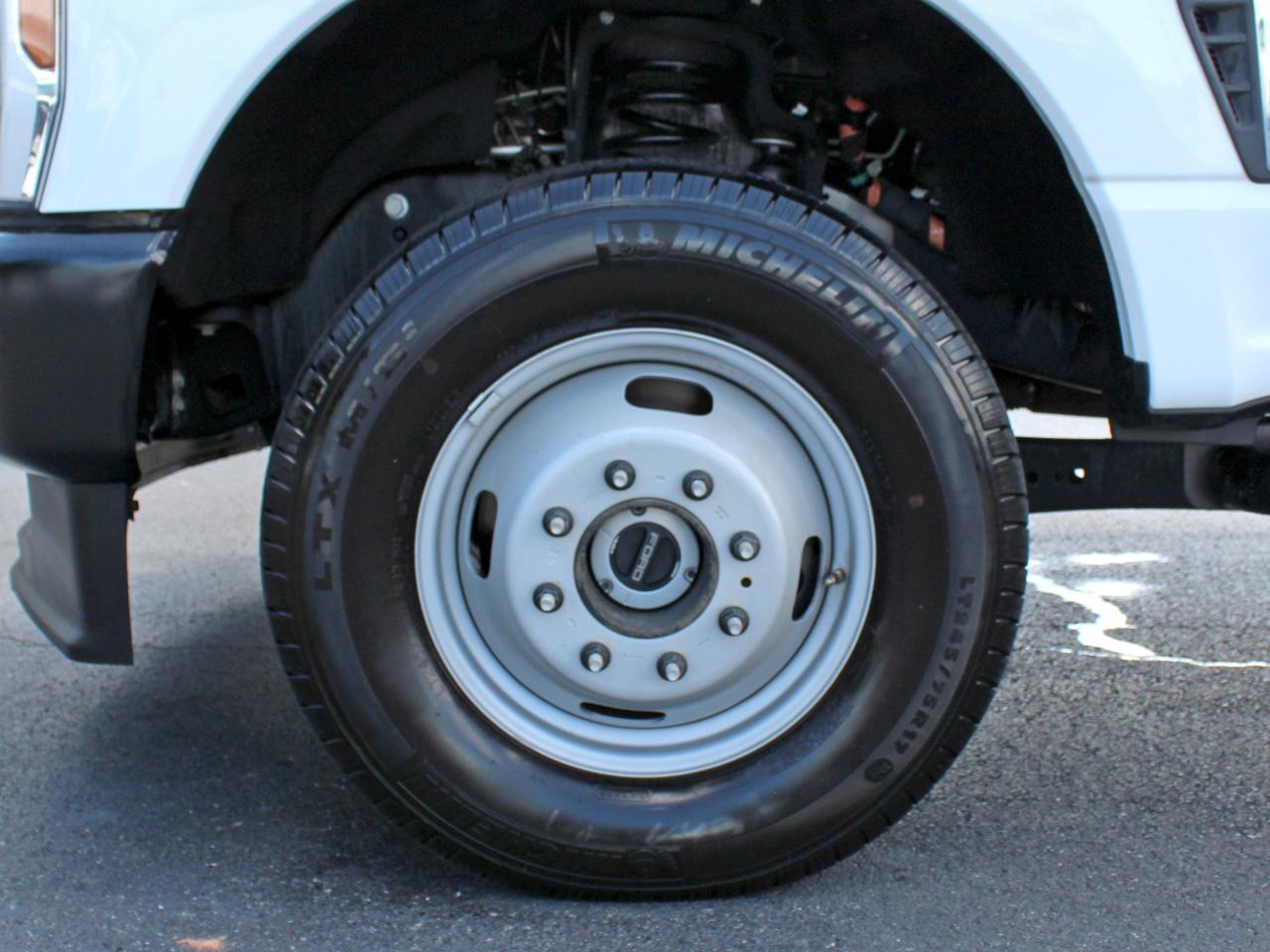 Ford F-350 SD XL Crew Cab Long Bed DRW 4WD 2025