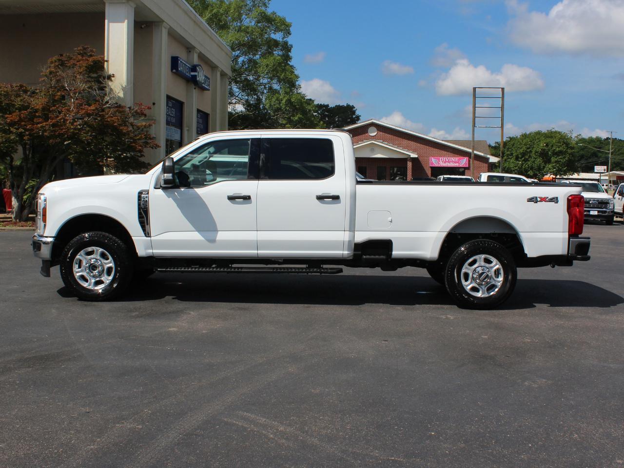 Ford F-350 SD XLT Crew Cab Long Bed 4WD 2025